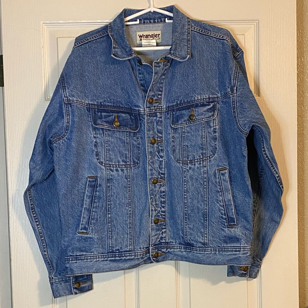 Wrangler Rugged Wear Men’s Vintage Denim Jacket. Size Large.